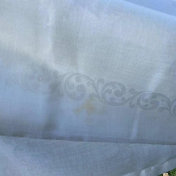 Vintage Bright White Subtle Floral Pattern Classic Tablecloth 85x76" - Picture 5 of 12